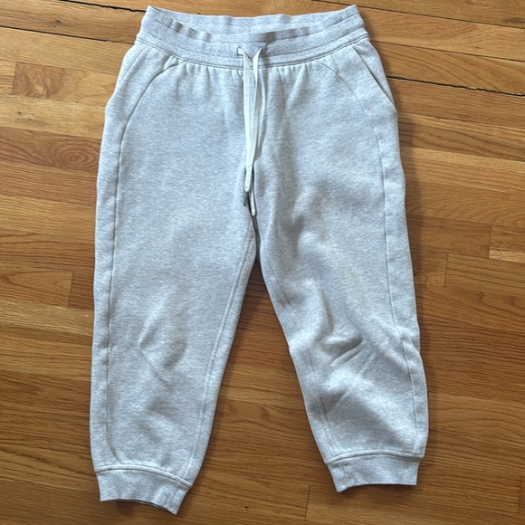 Lululemon Cropped Joggers. Size 6 - Picture 4 of 7